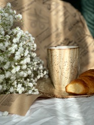 营养早餐咖啡和羊角面包图片