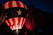 夜晚的热气球图片