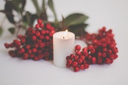 圣诞蜡烛和红浆果图片