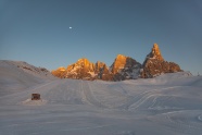 冬日雪地雪山图片