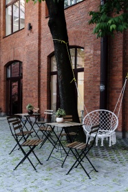 户外咖啡厅桌椅和秋千椅图片