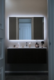 带镜子的浴室图片