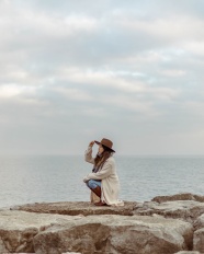 海边岩石美女写真图片