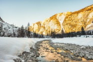 冬季雪山积雪融化图片