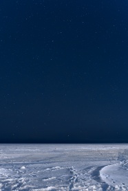 蓝色夜空白色雪地图片