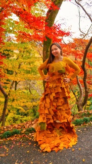 秋季美女树叶造型图片