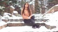 冬季雪中美女写真图片