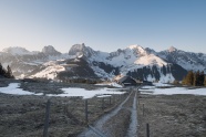 冬季远处雪域高山图片