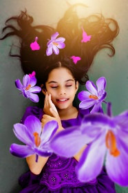 紫色裙装少女写真图片