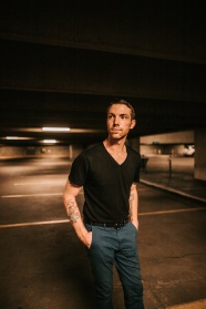 地下停车场帅哥图片