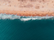 蓝色海湾沙滩鸟瞰图
