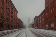 下雪天砖红色建筑街景图片