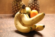 黄色香蕉串成熟图片
