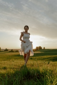 穿白裙的女人在草地上奔跑图片