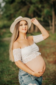 戴帽子的大肚孕妇拍摄图片