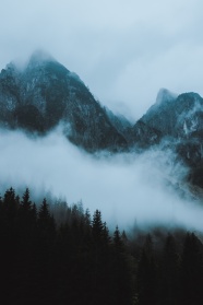 云雾缭绕山脉风光图片
