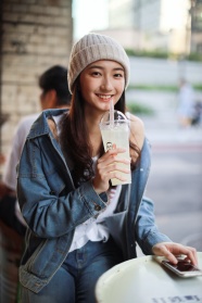 性感牛仔衣美女喝饮料图片