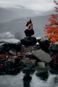 户外山脉美女风景图片