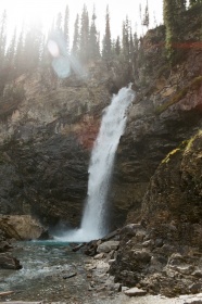 山野岩石峭壁瀑布图片