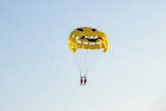 黄色降落伞降落图片
