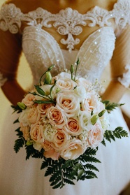 穿婚纱礼服的新娘手捧捧花图片