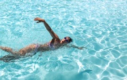夏日泳池自由泳美女图片