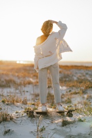 滑板女孩背影图片