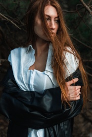欧美风情户外美女写真图片