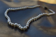 一条白色珍珠项链图片