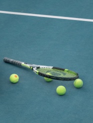 网球拍和网球图片