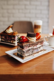 一块草莓巧克力蛋糕图片