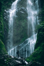 巨大流水瀑布图片