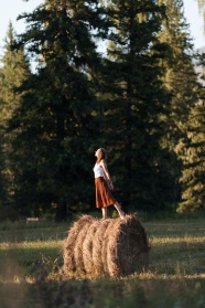 女孩站在大稻草捆上图片