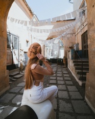 妖娆坐姿美女背影图片