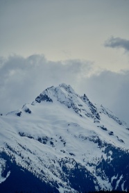 巍峨雪域高山风景图片