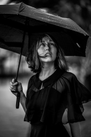 下雨天撑伞美女黑白摄影图片