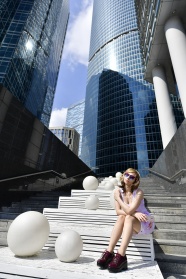现代高楼建筑美女图片摄影