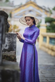 紫色奥黛旗袍美女图片