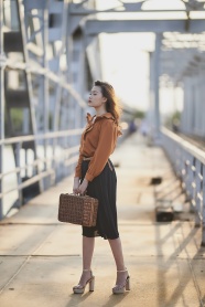 手提箱子的模特美女图片