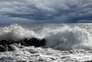 海洋波涛巨浪翻腾图片