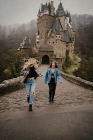城堡前的两闺蜜图片