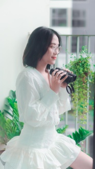 清纯白衣短裙美女侧颜图片