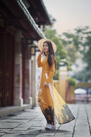 橙色奥黛旗袍美女写真图片