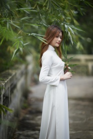 气质白色奥黛服美女写真图片