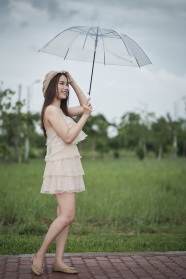 肤白貌美撑伞美女图片