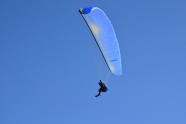高空中滑翔伞降落图片