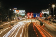 夜晚城市道路灯光图片