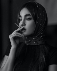 戴头巾的女人吸烟图片