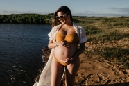 穿着泳装的孕妇海边写真图片