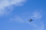 无人机在蓝天下飞行图片